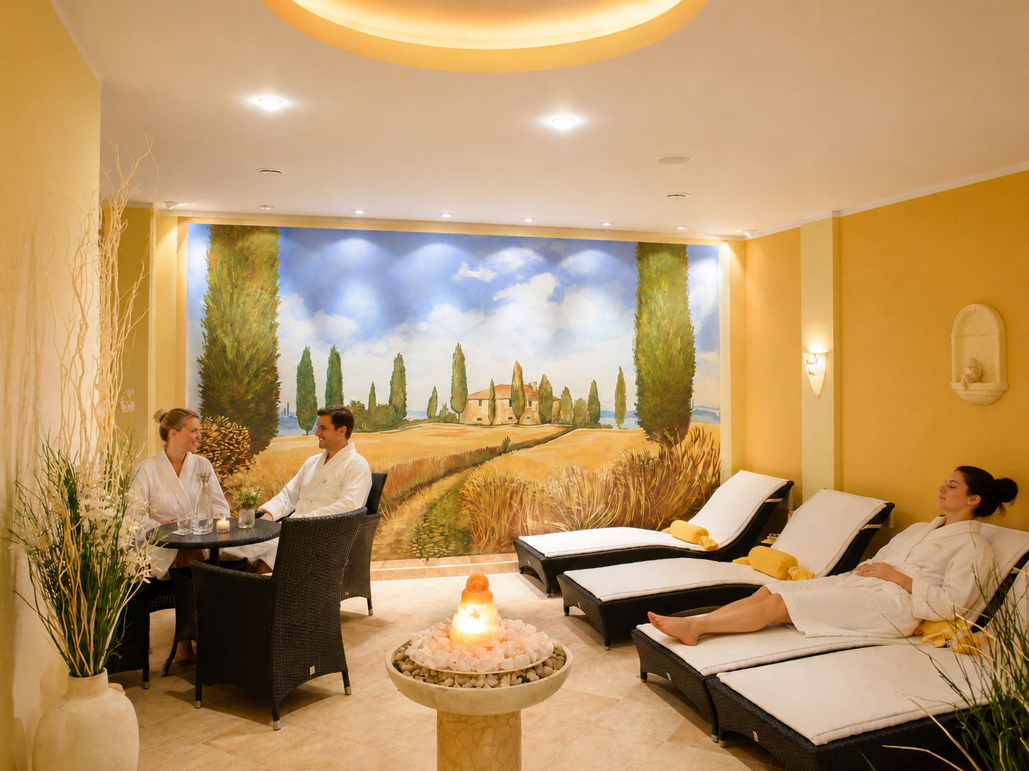 Ruheraum mit Liegen und Landschaftsbild an der Wand