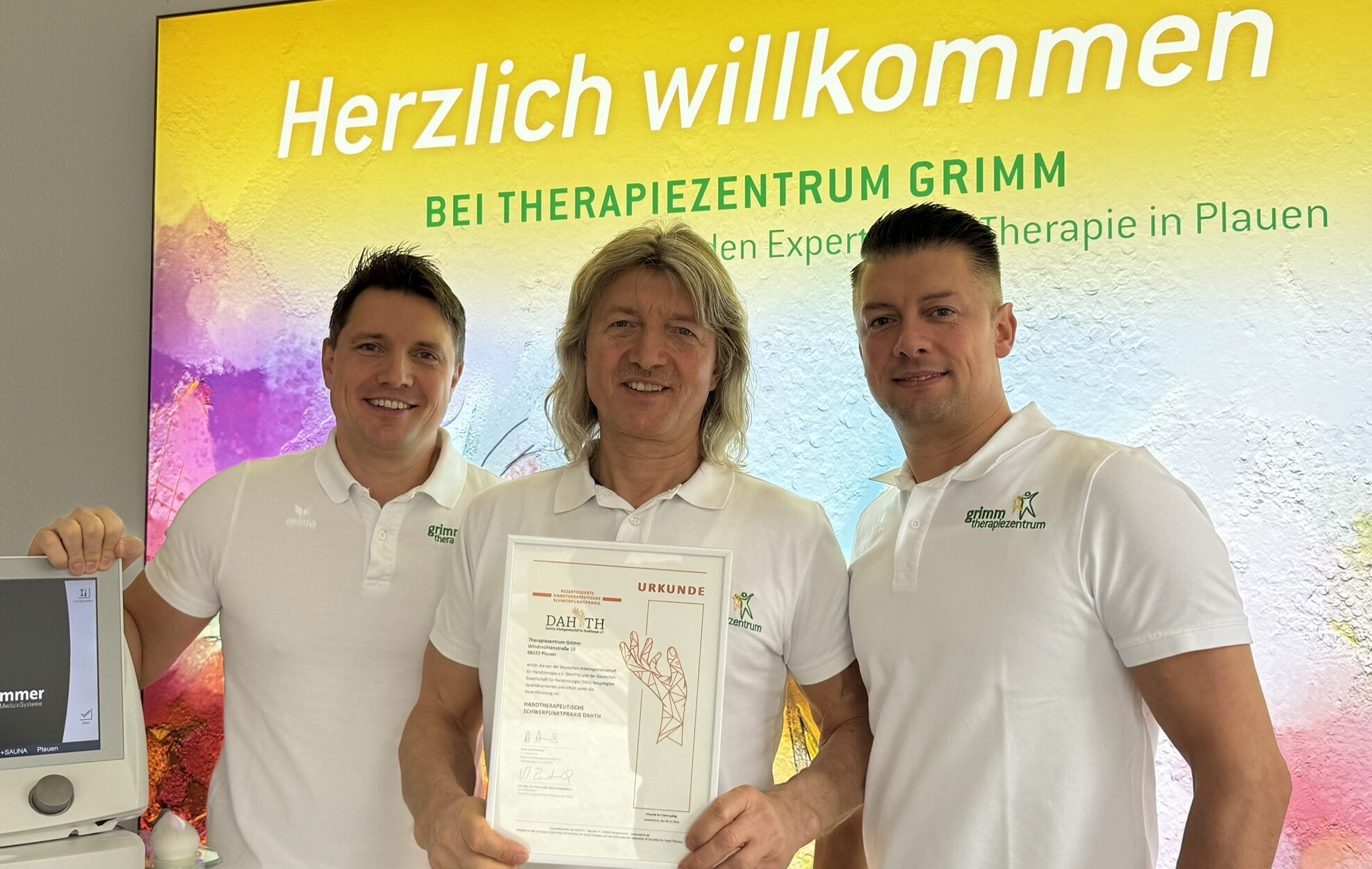 Mitarbeiter des Therapiezentrums Grimm mit Zertifikat